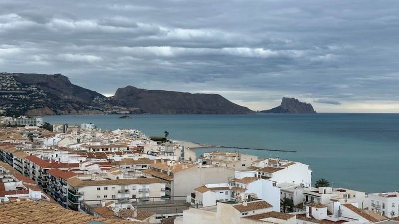 Het witte dorp Altea en zijn blauwe koepel, boven de Middellandse Zee.