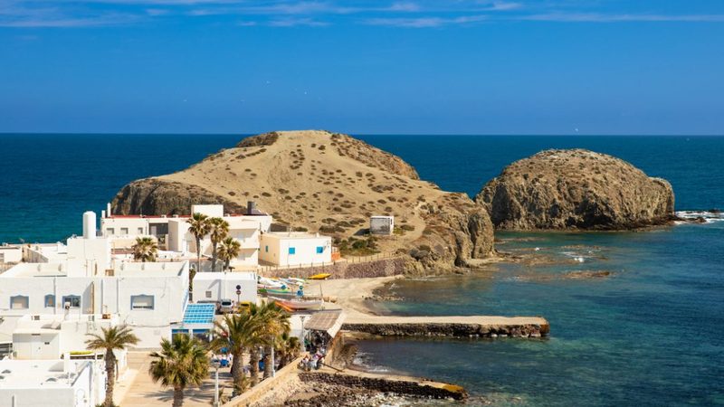 Het natuurpark van Cabo de Gata, aan de Costa Almeria: vulkanische kliffen en ongerepte baaien.