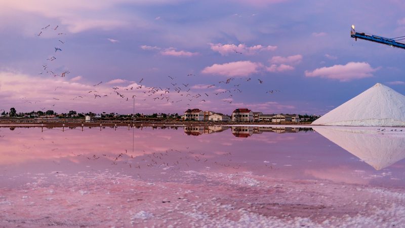De roze zoutmeren van Torrevieja, aan de Costa Blanca Sud.