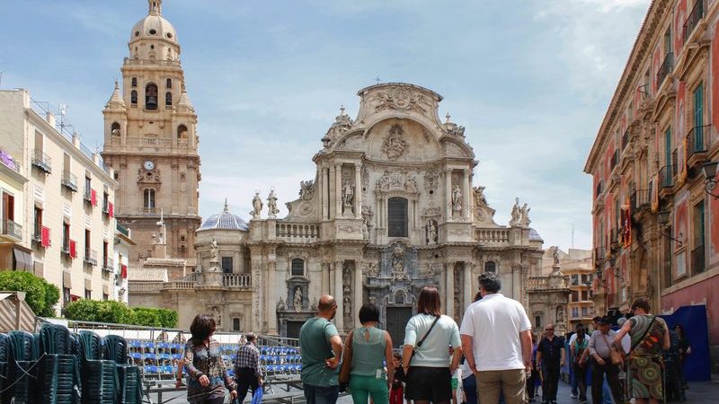 De kathedraal van Murcia met haar barokke gevel, aan de Plaza del Cardenal Belluga.