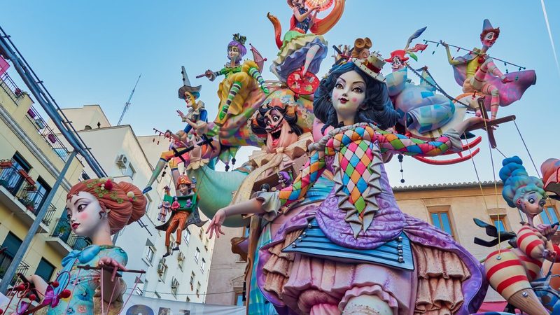 De monumentale en kleurrijke figuren van de Fallas van Valencia.
