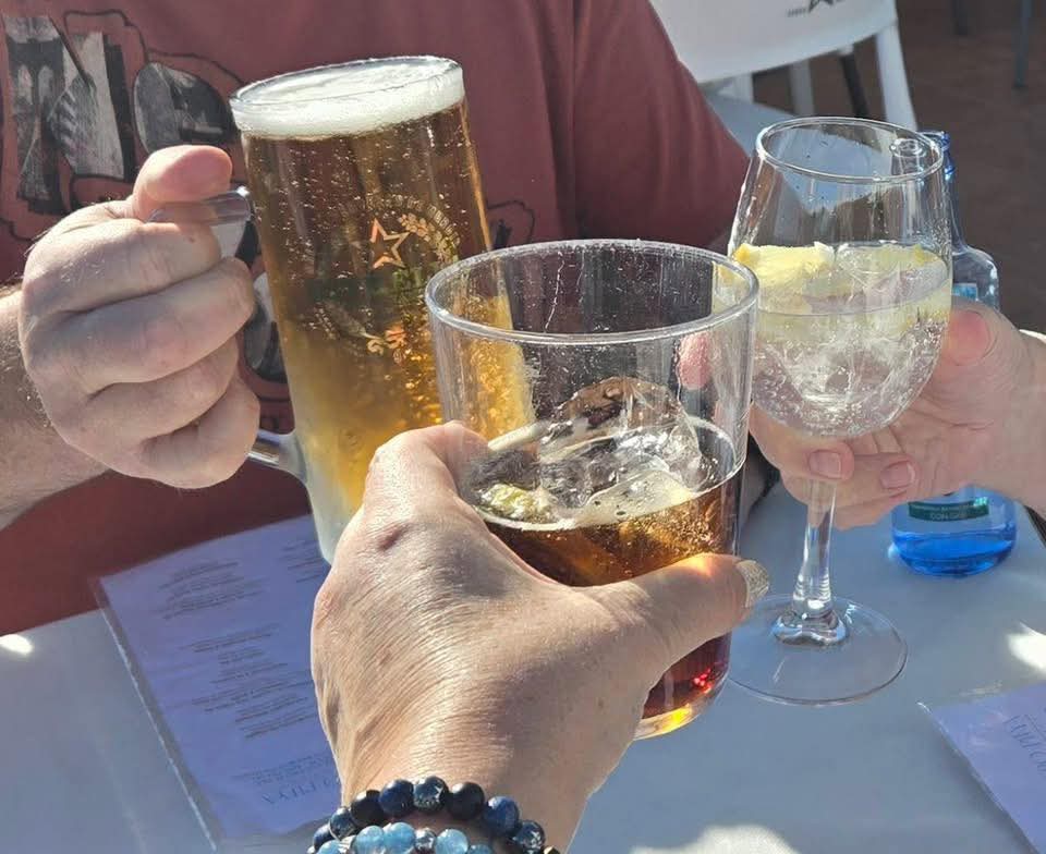 Klanten vieren hun aankoop in Andalusië
