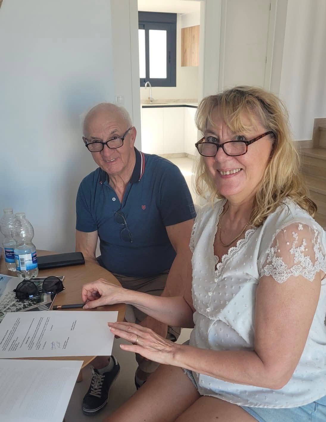 Fabienne en Luc tekenen voor hun huis in Cox