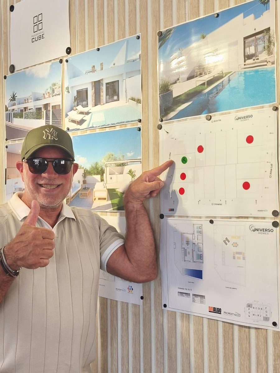 Jean-Paul voor het plan van zijn toekomstige villa in Costa C&aacute;lida