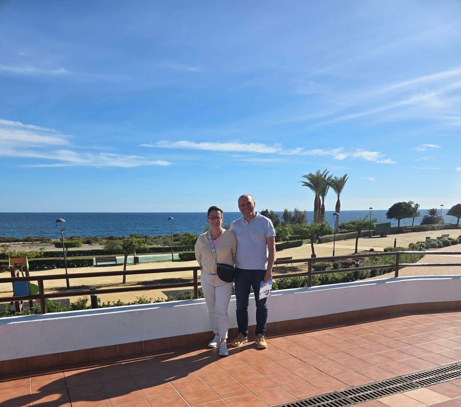 Marielle en Didier op hun terras met zeezicht in Costa Almer&iacute;a