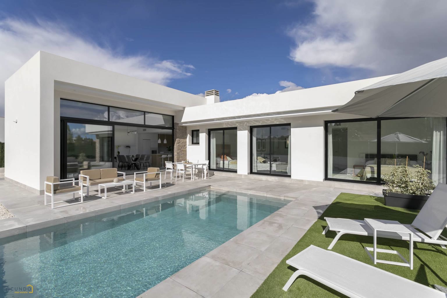 Moderne villa met zwembad aan de mediterrane kust