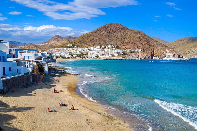 Een wit dorp en zijn turquoise strand in het natuurpark Cabo de Gata