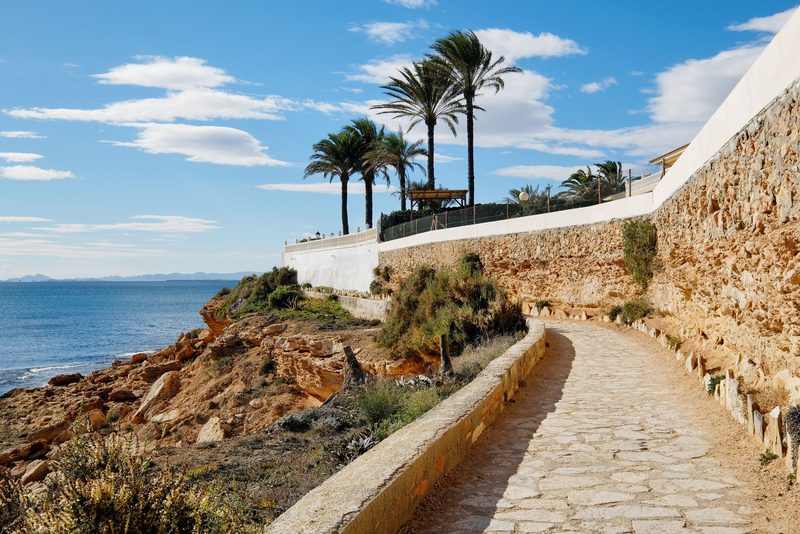 Het kustpad van Cabo Roig langs de okerkleurige kliffen, in Orihuela Costa