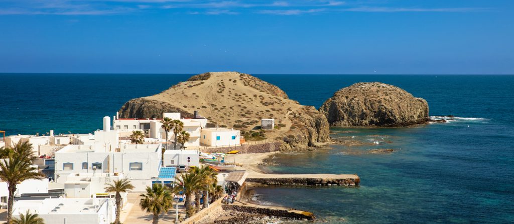 Het vissersdorp La Isleta del Moro met zijn rots, natuurpark Cabo de Gata, Costa Almería
