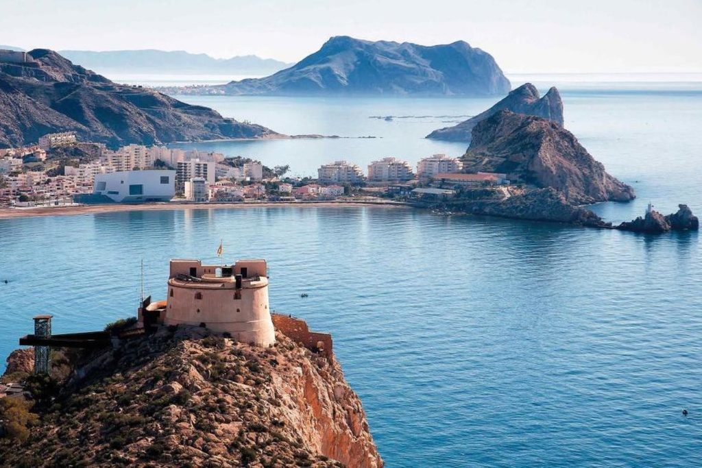 Het kasteel van San Juan boven de baai van Águilas en het Isla del Fraile, Costa Cálida