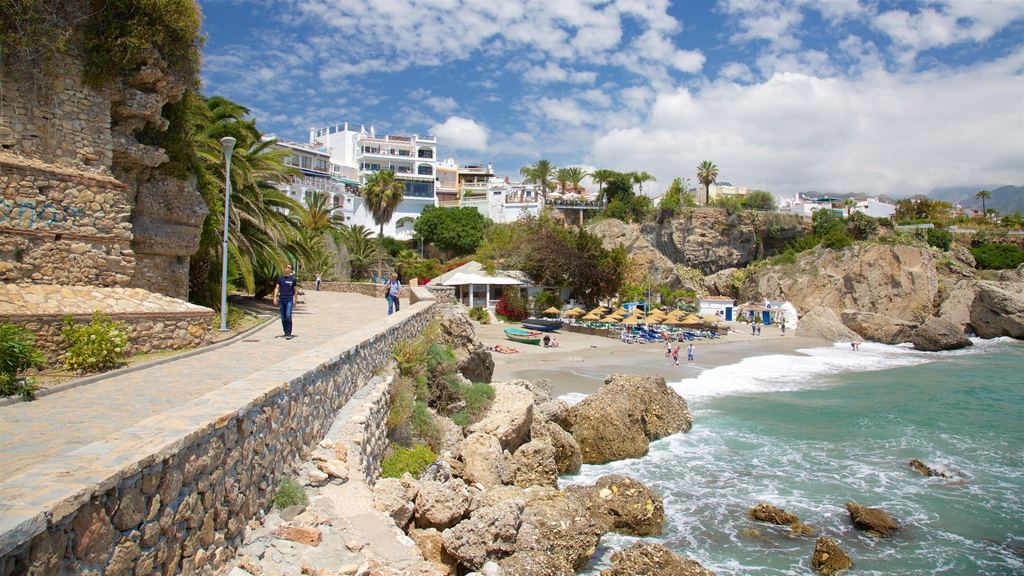 De Balcón de Europa en het strand van Calahonda in Nerja, Costa del Sol