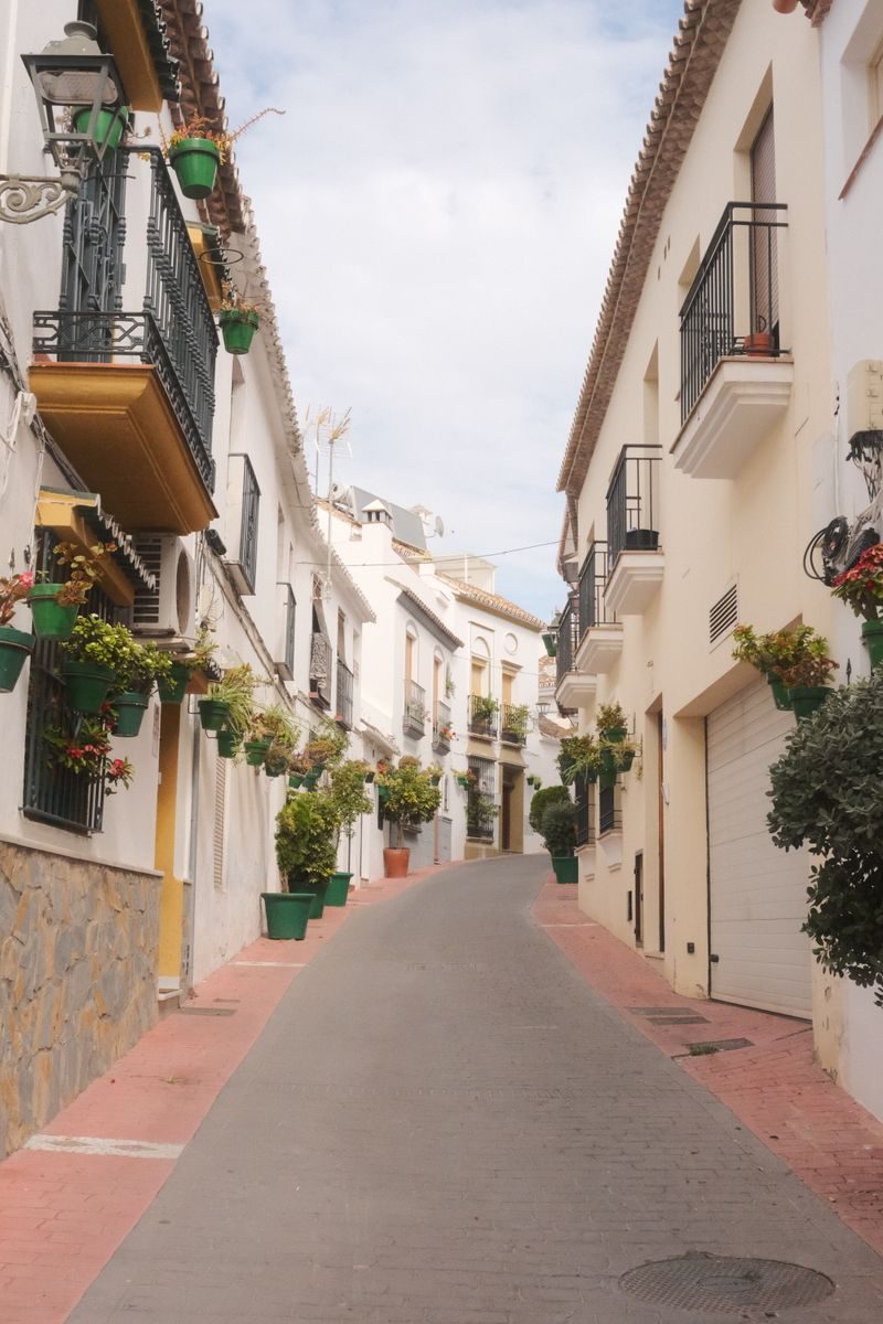 Een bloemrijke steeg in het historische centrum van Estepona