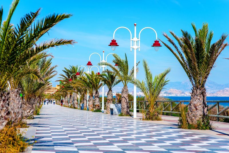 De betegelde promenade met haar palmbomen in Gran Alacant